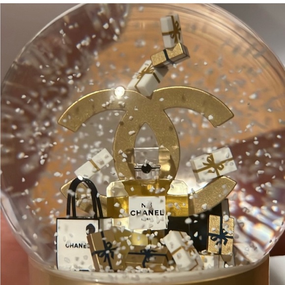 CHANEL LIMITED EDITION SNOW GLOBE - Picture 2 of 3